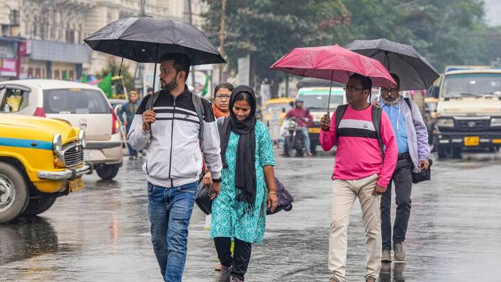 আগামী সপ্তাহে হাওয়া বদলের সম্ভাবনা। রবিবার থেকে আংশিক মেঘলা আকাশ থেকে মেঘলা আকাশের সম্ভাবনা। বুধবার বজ্রবিদ্যুৎ সহ বৃষ্টির সম্ভাবনা তৈরি হচ্ছে বলে অনুমান আবহাওয়াবিদদের। আজ সর্বনিম্ন তাপমাত্রা ২৬.৩ ডিগ্রি। গতকাল দিনের সর্বোচ্চ তাপমাত্রা ছিল ৩৪.৪ ডিগ্রি। বাতাসে জলীয় বাষ্পের পরিমাণ বা আপেক্ষিক আর্দ্রতা ৪৭ থেকে ৯০ শতাংশ। 