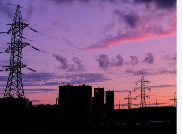 ਸਨੌਰ: ਬਿਜਲੀ ਬੰਦ ਰਹੇਗੀ ਸਨੌਰ (ਜੋਸਨ) : ਬਿਜਲੀ ਦਫਤਰ ਸਬ ਡਵੀਜ਼ਨ ਸਨੌਰ ਅਧੀਨ 66 ਕੇ.ਵੀ. ਆਉਣ ਵਾਲੇ ਗਰਮੀਆਂ ਦੇ ਮੌਸਮ ਨੂੰ ਧਿਆਨ ਵਿੱਚ ਰੱਖਦੇ ਹੋਏ, ਸਨੌਰ ਗਰਿੱਡ, ਅਰਬਨ ਸਨੌਰ, ਅਨਾਜ ਮੰਡੀ, ਖਾਸੀਆਂ ਅਰਬਨ ਅਤੇ ਅਸਮਾਨਪੁਰ 24 ਘੰਟੇ ਫੀਡਰਾਂ ਤੋਂ ਚੱਲਣ ਵਾਲੀਆਂ ਹਾਈ ਵੋਲਟੇਜ ਬਿਜਲੀ ਲਾਈਨਾਂ 'ਤੇ ਜ਼ਰੂਰੀ ਰੱਖ-ਰਖਾਅ ਅਤੇ ਮੁਰੰਮਤ ਦਾ ਕੰਮ ਕਰਨ ਲਈ, ਸਨੌਰ ਸ਼ਹਿਰ ਅਤੇ ਆਲੇ ਦੁਆਲੇ ਦੇ ਪਿੰਡਾਂ ਲਲੀਨਾ, ਬੱਲਾਂ, ਬਾਲਮਗੜ੍ਹ, ਗਨੌਰ, ਖੁੱਡਾ, ਫਤਿਹਪੁਰ, ਖਾਸੀਆਂ, ਅਸਰਪੁਰ, ਕਰਤਾਰਪੁਰ, ਹੀਰਾਗੜ੍ਹ, ਅਕੌਤ, ਅਸਮਾਨਪੁਰ ਆਦਿ ਨੂੰ ਬਿਜਲੀ ਸਪਲਾਈ 3 ਅਪ੍ਰੈਲ ਨੂੰ ਸਵੇਰੇ 9 ਵਜੇ ਤੋਂ ਦੁਪਹਿਰ 3 ਵਜੇ ਤੱਕ ਬੰਦ ਰਹੇਗੀ।