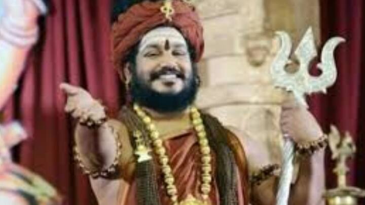 তামিলনাড়ুর তিরুবন্নমালাইয়ে জন্ম নিত্যানন্দের। জন্মসূত্রে নাম অরুণাচলম রাজশেখরন। শৈব বল্লাল সম্প্রদায়ের ছেলে নিত্যানন্দ তিন বছর বয়সে পুরীর যোগীরাজ যোগানন্দর সান্নিধ্য পান। ১২ বছর বয়সে নাকি আধ্যাত্মিকতার সংস্পর্শে এসে অভূতপূর্ব অভিজ্ঞতা হয় তাঁর। ২২ বছর বয়সে আলোকপ্রাপ্তি ঘটে বলে দাবি করেন।
