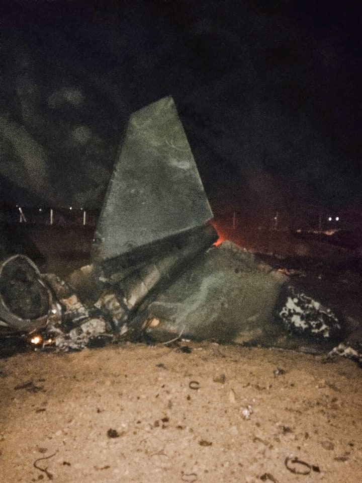 गनीमत रही कि इस दुर्घटना के कारण नीचे जमीन पर कोई हताहत नहीं हुआ. विमान के दुर्घटनाग्रस्त होने के कारणों का भी पता नहीं चला है.