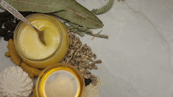 Ghee (Clarified Butter): Ghee enhances the clarity of a person’s mind while also aiding in their digestion. This is done in combination with butyric acid and the omega-3 fatty acids that ghee contains which helps gut bacteria. (Image Source: Canva)