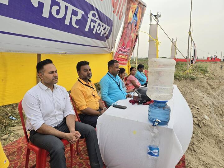 श्रद्धालुओं की सुरक्षा को ध्यान में रखते हुए प्रशासन ने सीसीटीवी कैमरों और ड्रोन की मदद से निगरानी बढ़ा दी है. पुलिस बल के साथ-साथ एसडीआरएफ की टीमों को भी घाटों पर तैनात किया गया है, ताकि किसी भी आपात स्थिति से निपटा जा सके.