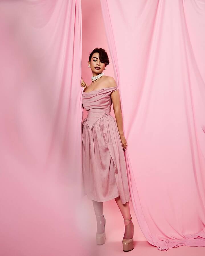 The draped bodice of the cotton pink dress beautifully accentuated her waist, while the voluminous skirt added drama and movement.