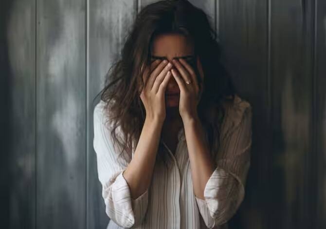 માનસિક તણાવ, ભાગદોડભર્યા જીવન અને કામના દબાણ વચ્ચે ડિપ્રેશન એક સાયલન્ટ કિલર બની ગયું છે, જે ધીમે ધીમે માનસિક અને શારીરિક સ્વાસ્થ્યને ખોખલું કરી રહ્યું છે. તેને અવગણવાથી અનિદ્રા અને હૃદય રોગ જેવી ગંભીર સમસ્યાઓ થઈ શકે છે. સ્ત્રી હોય કે પુરુષ કોઈપણ વ્યક્તિ ડિપ્રેશનનો શિકાર બની શકે છે. ચાલો જાણીએ કે ડિપ્રેશન કેમ આટલું ખતરનાક બની રહ્યું છે, કોને તેનો સૌથી વધુ ખતરો છે.