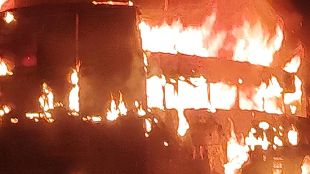 Bus going from Bihar Supaul to Haryana Gurugram caught fire in Motihari ann सुपौल से गुरुग्राम जा रही बस बनी आग का गोला, 150 यात्रियों की मुश्किल से बची जान