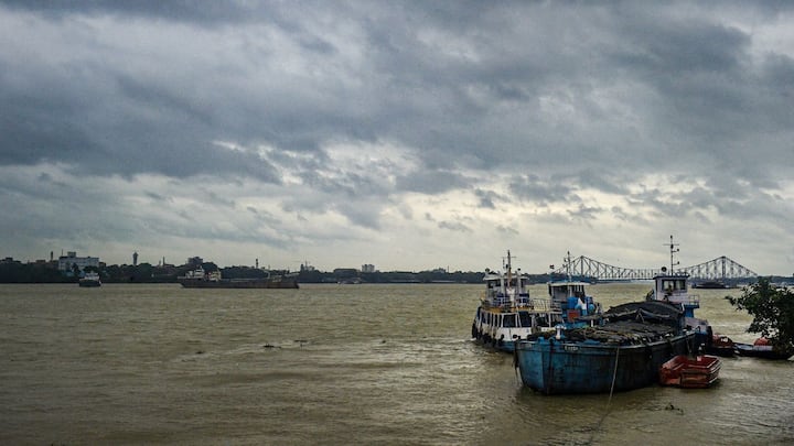 প্রবল গরম থেকে খানিকটা স্বস্তি। বৃহস্পতিবার উপকূল ও পশ্চিমের জেলায় বিক্ষিপ্তভাবে বজ্রবিদ্যুৎসহ বৃষ্টির পূর্বাভাস। দমকা ঝড়ো বাতাস বইবে। মঙ্গলবার রাজ্যের প্রায় সব জেলাতেই বজ্রবিদ্যুৎসহ বৃষ্টির সম্ভাবনা।