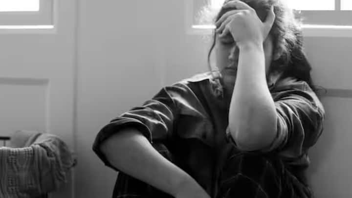 વર્ષ 2024ના આંકડા અનુસાર, સમગ્ર વિશ્વમાં લગભગ 26.4 કરોડ લોકો ડિપ્રેશનથી પ્રભાવિત છે. રાષ્ટ્રીય માનસિક સ્વાસ્થ્ય સર્વેક્ષણના આંકડા કહે છે કે દર 20 ભારતીયોમાંથી એક ડિપ્રેશનથી પીડાય છે. શું તમે જાણો છો કે દર 20માંથી એક ભારતીય ડિપ્રેશનથી પીડાય છે પરંતુ મોટાભાગના લોકો તેને ઓળખી શકતા નથી? ડિપ્રેશન ચોક્કસપણે કોઈને કોઈ સમયે જીવન પર પ્રભુત્વ ધરાવે છે.