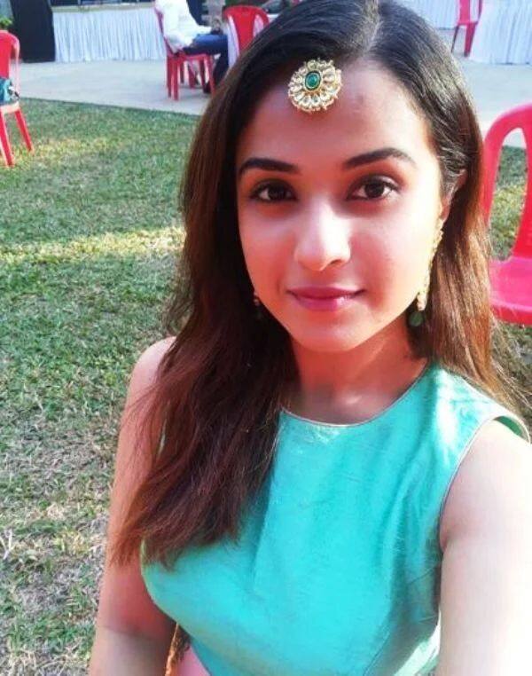 दिशाचे वडील सतीश सालियन यांचे एखाद्या महिलेशी संबंध असल्याचा दिशाला संशय होता. आपलं व्हॉट्सअॅप दिशाही बघतेय याची वडिलांना माहिती नव्हती.