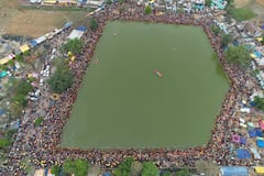PHOTOS: व्रतियों ने डूबते सूर्य को दिया अर्घ्य, तस्वीरों में देखें पटना का चैती छठ