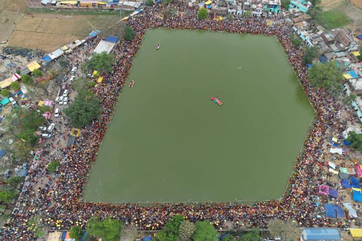 बिहार के विभिन्न स्थानों पर गंगा तट से लेकर विभिन्न जलाशयों के किनारे श्रद्धालुओं ने डूबते सूर्य को अर्घ्य दिया और भगवान भास्कर की पूजा-अर्चना की.
