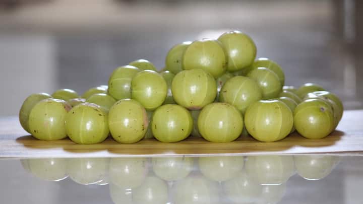 Amla (Indian Gooseberry): Amla is robust in ingredients such as vitamin C and other antioxidants which aid in a digested and increases mental energy simultaneously. (Image Source: Canva)