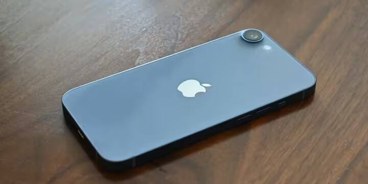 24MP સેલ્ફી કેમેરા -  iPhone 17 માં ફ્રન્ટ કેમેરાના રૂપમાં એક મોટો ફેરફાર જોવા મળશે. આગામી સીરીઝના બધા મોડેલોમાં 12MP ને બદલે 24MP ફ્રન્ટ કેમેરા હશે. આનો અર્થ એ થયો કે યૂઝર્સ હવે ફ્રન્ટ કેમેરા તેમજ પાછળના કેમેરાથી ઉત્તમ ગુણવત્તાવાળા ફોટા લઈ શકશે.