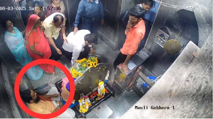 देवाच्या आळंदीत संत ज्ञानेश्वर महाराजांच्या संजीवन समाधी मंदिरात काम करणाऱ्या कर्मचारी आणि पुजाऱ्याने गैरवर्तन केल्यामुळे त्यांना निलंबित करत घरचा रस्ता दाखवण्यात आला आहे.