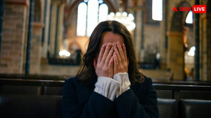 अगर कोई युद्ध लड़ते हुए गिद्धों वाली हरकत पर उतर आए तो उसे क्या कहेंगे? यकीनन दरिंदगी और फूहड़ता से बेहतर शब्द शायद इसके लिए न हो. हाल ही में रूस और यूक्रेन विवाद के बीच एक रूसी महिला लोगों के बीच चर्चा का विषय बनी हुई है.