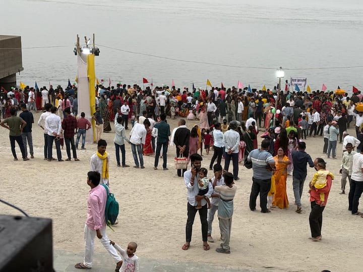 चैती छठव्रती भक्तिभाव से अस्ताचलगामी सूर्य को अर्घ्य देने के लिए छठ घाटों पर एकत्र हुए. छठ को लेकर पूरे क्षेत्र में सुरक्षा के पुख्ता इंतजाम किए गए हैं.  प्रशासन ने लोगों से भी अपील की है कि वे नियमों का पालन करें और घाटों पर सतर्कता बनाए रखें.