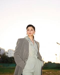 बॉस लेडी लुक में आलिया भट्ट ने दिए ऐसे पोज, ग्रे ब्लेजर में लगीं स्टनिंग, फैंस बोले- क्यूटी