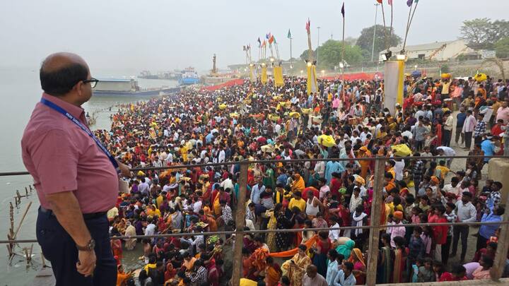 लोक आस्था के महापर्व चैती छठ को लेकर गुरुवार को पटना के गंगा घाटों पर भारी संख्या में श्रद्धालुओं की भीड़ उमड़ी और व्रतियों ने डूबते सूर्य को अर्घ्य दिया. चार दिवसीय इस अनुष्ठान के अंतिम दिन शुक्रवार को व्रती सुबह उगते सूर्य को अर्घ्य अर्पित करेंगे.