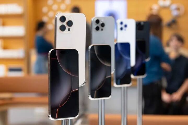 પ્રૉમૉશન ડિસ્પ્લે -  અત્યાર સુધી પ્રૉમૉશન ડિસ્પ્લે ફક્ત પ્રો મોડેલોમાં જ આપવામાં આવતી હતી, પરંતુ આ વખતે એપલ આઇફોન 17 સીરીઝના તમામ મોડેલોમાં 120Hz પ્રોમોશન ડિસ્પ્લે આપશે. આનાથી સ્ક્રોલિંગ વધુ મજેદાર બનશે અને વિડિયો પ્લેબેક પણ સારું થશે. આઇફોન 16 ની સરખામણીમાં આઇફોન 17 માં આ એક મોટો ફેરફાર હશે.