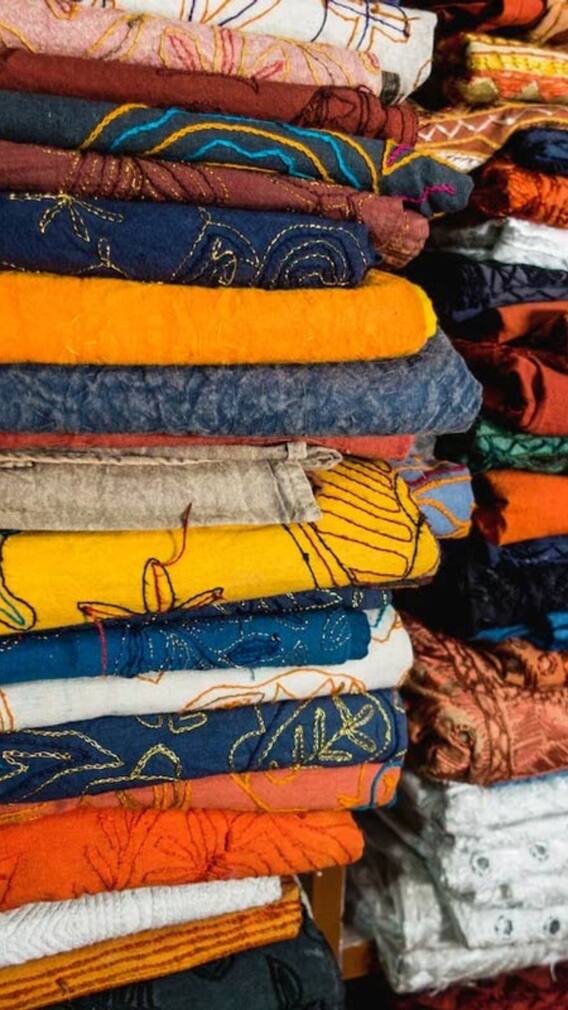 गुजरात की इन मार्केट्स में गर्मियों के हल्के सूती कपड़े सस्ते में खरीदें