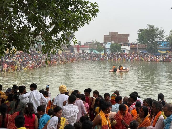 इससे पहले व्रतियों ने बुधवार शाम भगवान भास्कर की आराधना की थी और खरना किया था. खरना के साथ ही व्रतियों का 36 घंटे का निर्जला उपवास प्रारंभ हो गया. पर्व के चौथे और अंतिम दिन यानी शुक्रवार को उगते सूर्य के अर्घ्य देने के बाद श्रद्धालुओं का व्रत समाप्त हो जाएगा. गवान भास्कर की आराधना की थी और खरना किया था. खरना के साथ ही व्रतियों का 36 घंटे का निर्जला उपवास प्रारंभ हो गया. पर्व के चौथे और अंतिम दिन यानी शुक्रवार को उगते सूर्य के अर्घ्य देने के बाद श्रद्धालुओं का व्रत समाप्त हो जाएगा.