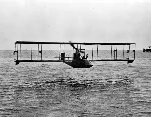 આ એરલાઈન બેનોઈસ્ટ એરબોટ નામની ફ્લાઇટનો ઉપયોગ કરતી હતી, જે પાણી પર ઉડાન ભરવા અને ઉતરાણ કરવા માટે પણ સક્ષમ હતી. જ્યારે સેન્ટ પીટર્સબર્ગ-ટામ્પા એરબોટ લાઇનની સ્થાપના પર્સીવલ એલિયટ ફેન્સલર, થોમસ બેનોઇસ્ટ અને એન્થોની જાનુસે કરી હતી.