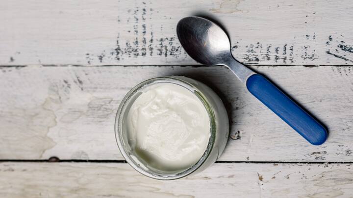 Yogurt and Buttermilk: These two use the power of probiotics to strengthen gut flora and enhance emotional control. (Image Source: Canva)