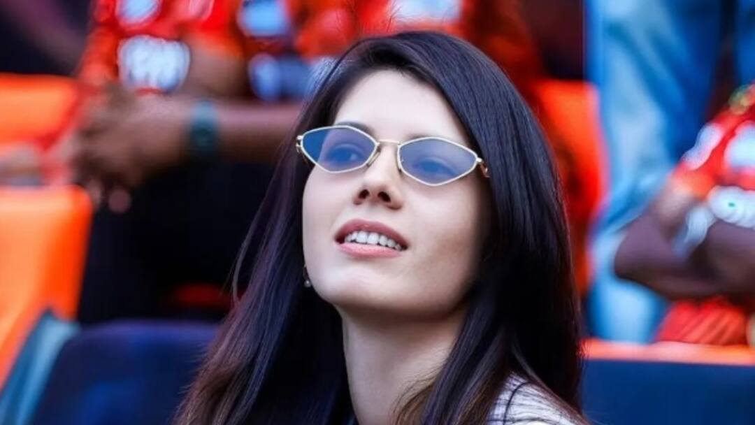 Rolls Royce से लेकर Ferrari Roma तक, इन करोड़ों की कारों में घूमती हैं SRH की मालकिन IPL 2025 Sunrisers Hyderabad Owner Kavya Maran Luxury Car Collection Bentley Rolls Royce Phantom Bentley Rolls Royce से लेकर Ferrari Roma तक, इन करोड़ों की कारों में घूमती हैं SRH की मालकिन