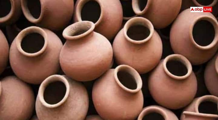 साथ ही उत्तर-पूर्व या उत्तर दिशा में घड़ा रखने से मां लक्ष्मी की कृपा भी रहती है और घर की सुख-समृद्धि बनी रहती है. वास्तु अनुसार इस दिशा में घड़ा रखने से सकारात्मक ऊर्जा मे भी वृद्धि होती है.