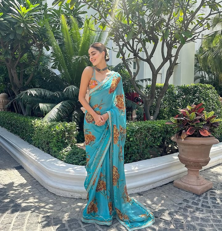 लाइट ब्लू कलर की फ्लोरल साड़ी पहने अनन्या बेहद खूबसूरत दिख रही थीं. इसे एक्ट्रेस ने मैचिंग स्लीव्लेस ब्लाउज के साथ कैरी किया था.