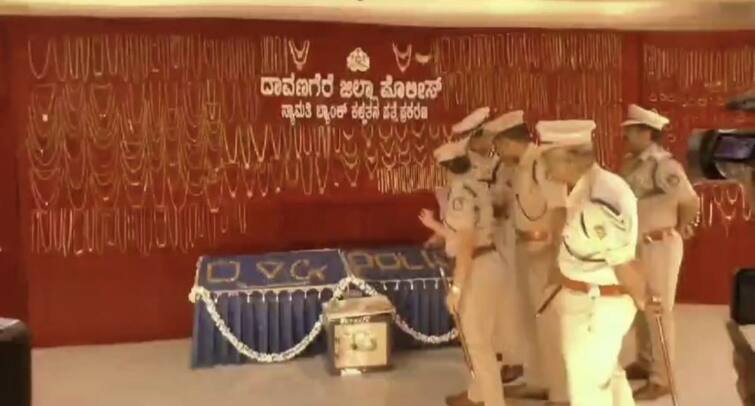 Crime Brother steals 17 kg of gold jewelry from bank that refused to give loan tnn கடன் தர மறுத்த வங்கி..  கோபத்தில் மதுரை சகோதரர்கள் எடுத்த முடிவு.. கர்நாடகாவை கதிகலங்க வைத்த கொள்ளை