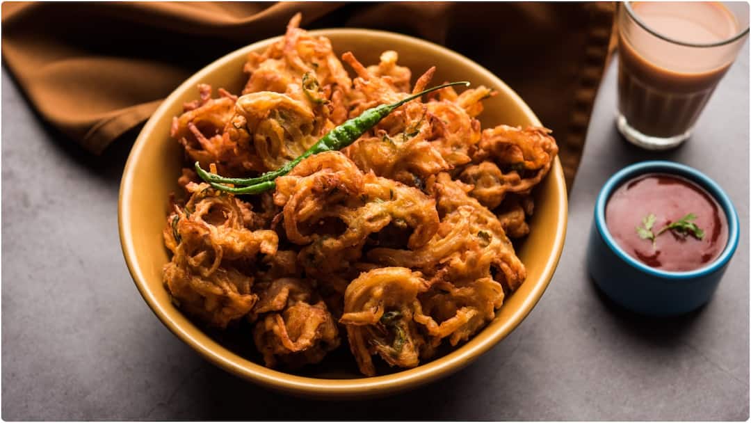 Onion Pakodi : వేడి వేడి ఆనియన్ పకోడి.. రెసిపీ చాలా సింపుల్, చల్లని వెదర్లో టేస్టీగా చేసేయండిలా Tasty and Crispy Onion Pakodi Recipe for lovely evenings here is the tasty process Onion Pakodi : వేడి వేడి ఆనియన్ పకోడి.. రెసిపీ చాలా సింపుల్, చల్లని వెదర్లో టేస్టీగా చేసేయండిలా