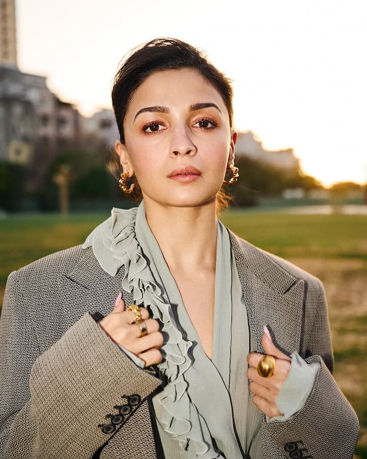 आलिया की इन फोटोज को कुछ ही घंटों में लाखों लोग लाइक कर चुके हैं. आलिया की फैन फॉलोइंग बहुत तगड़ी है.
