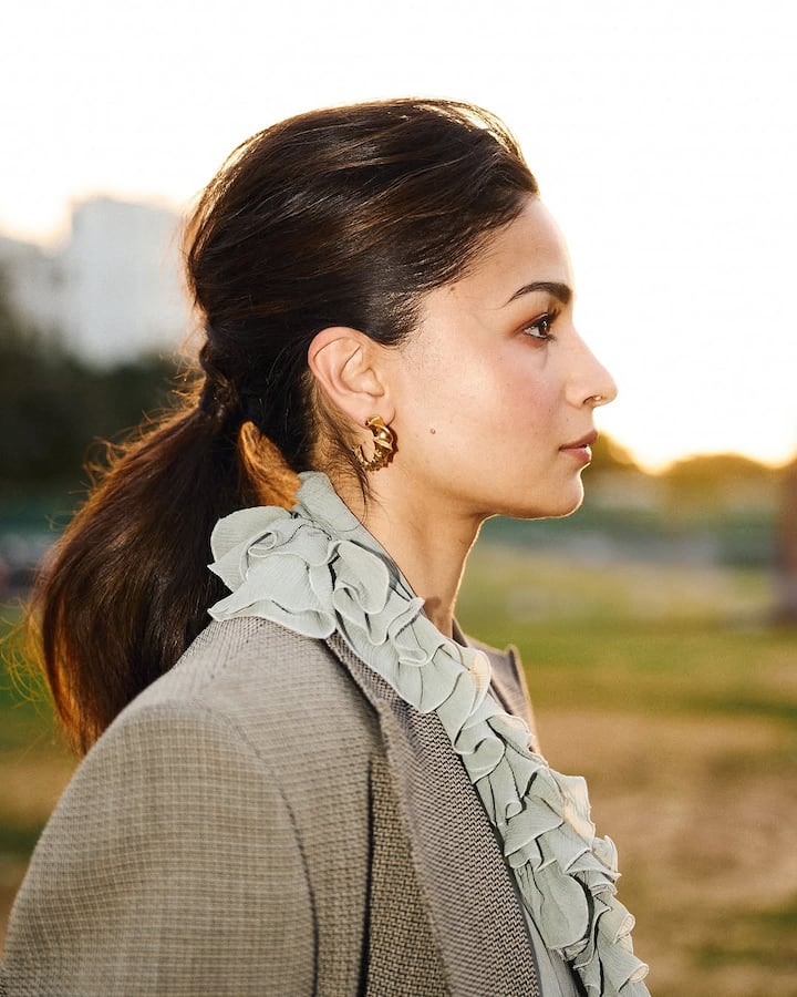 आलिया ने किसी गार्डन में इस लुक में ढेर सारे पोज दिए हैं. इन फोटोज पर फैंस ढेर सारे कमेंट कर रहे हैं.