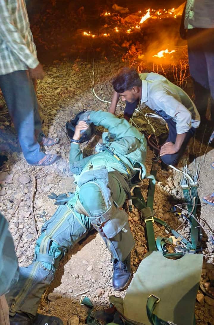 जिला पुलिस अधीक्षक प्रेमसुख देलू ने बताया कि जामनगर शहर से लगभग 12 किलोमीटर की दूरी पर सुवरदा गांव के एक खुले मैदान में रात करीब 9.30 बजे लड़ाकू विमान दुर्घटनाग्रस्त हो गया और उसमें आग लग गई.