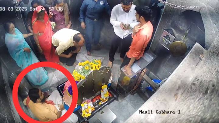 मंदिरातील कर्मचारी पुरुषोत्तम डहाके याने मद्यप्राशन करून हातात टोकदार वस्तू घेत मंदिर परिसरातील कार्यालयात काम करणाऱ्या एका कर्मचाऱ्याला दमदाटी केली होती.