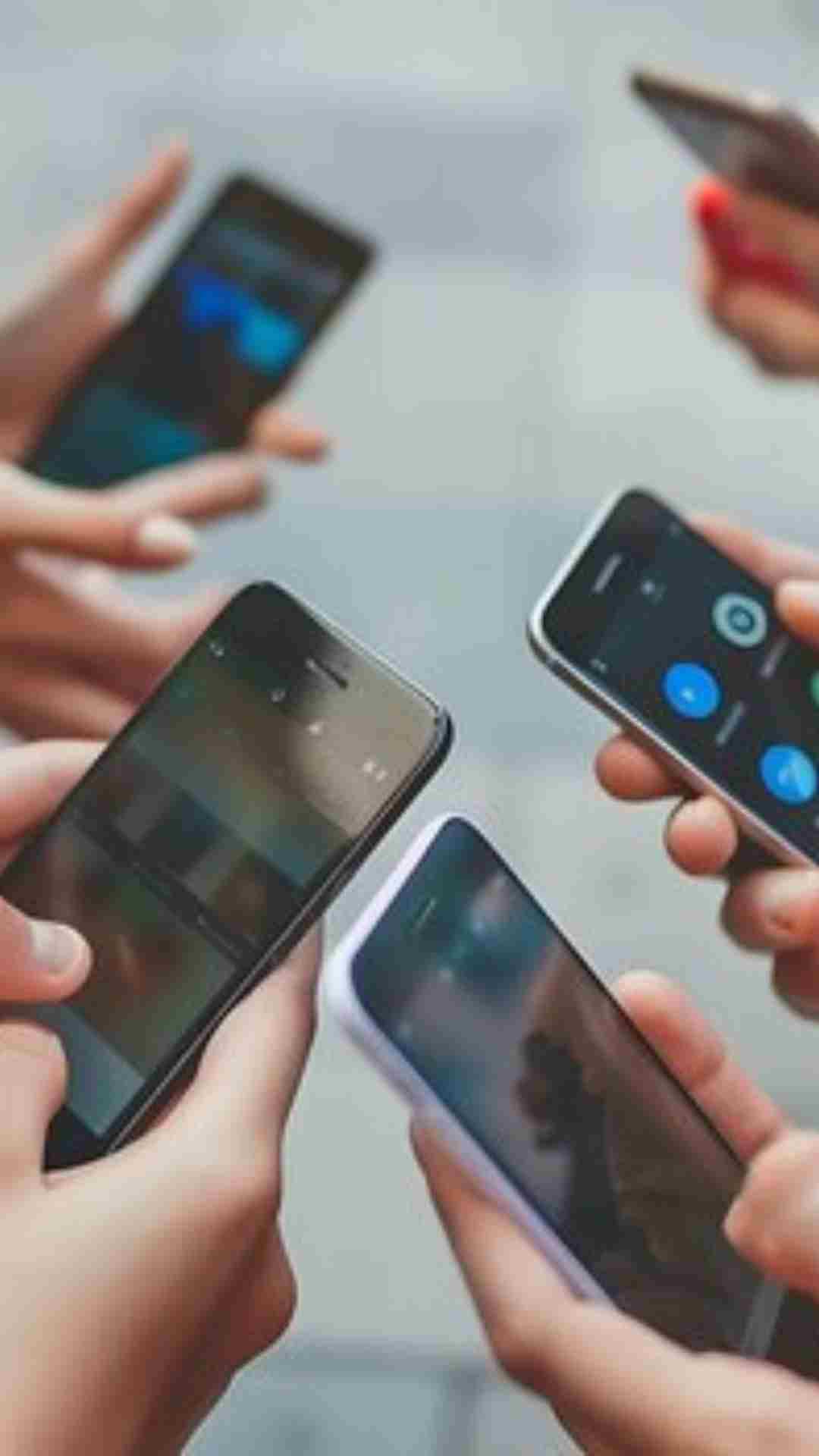 भारत में Jio, Airtel, Vodafone Idea (Vi), BSNL और MTNL जैसी कुछ प्रमुख टेलीकॉम कंपनियां हैं जो अलग-अलग दामों और सुविधाओं के साथ 4G और 5G सेवाएं यूजर्स को उपलब्ध कराती हैं.