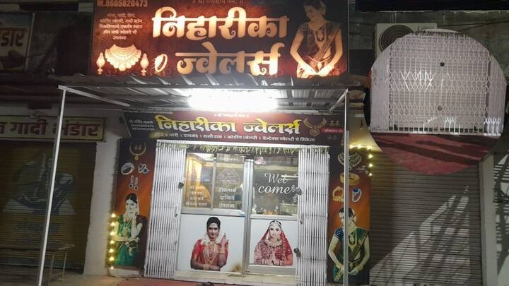 त्यानंतर लुटारू रवी मुसळे यांची कार घेऊन सोने-चांदीची बॅगसह पसार झाले. नागपूर पोलिसांनी सीसीटीव्ही फुटेजच्या आधारे लुटारूंचा शोध सुरू केला असून अद्याप त्यांना पकडण्यात यश आलेलं नाही.