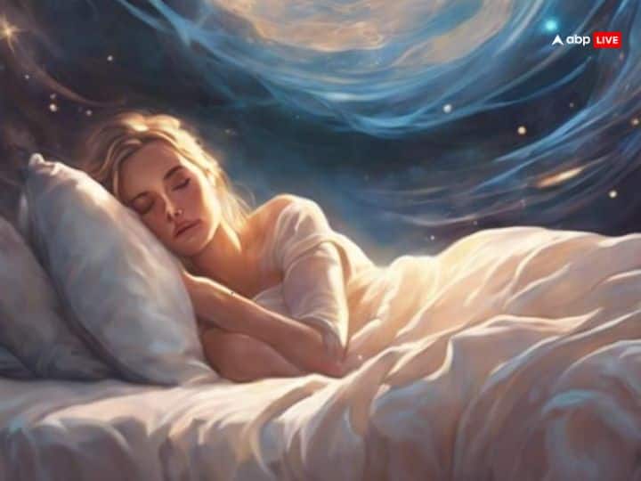 The appearance of empty pots in the dream is considered very auspicious. Its meaning has been believed that mother Lakshmi is going to arrive in your house. This sign is of wealth gain. Your bad work is going to be done.