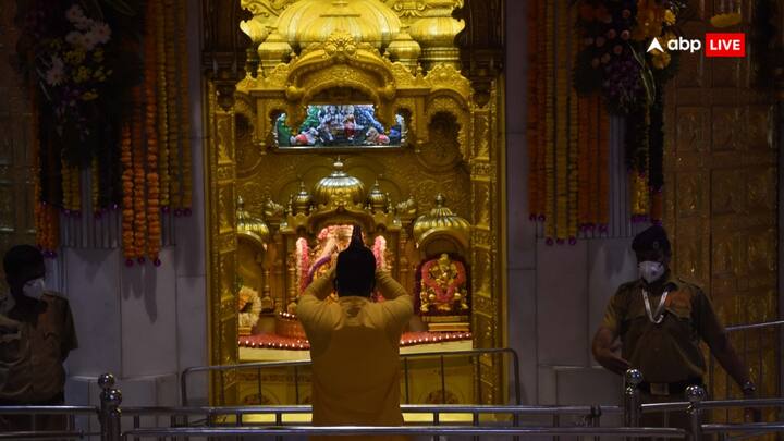 Shree Siddhivinayak Ganapati Mandir: मुंबई के इस मशहूर मंदिर में आम से लेकर खास लोग तक दर्शन करने आते हैं. ये मंदिर दो शताब्दी पुरानी है. 1801 में इसकी स्थापना हुई थी.