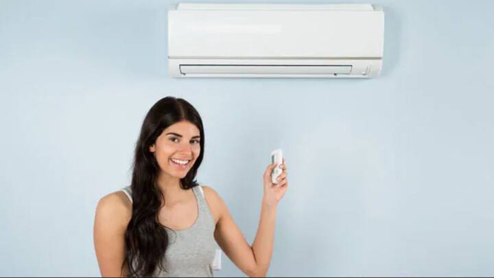 लेकिन आपको बता दें अगर आपकी एसी में गैस खत्म हो गई है. तो आप खुद ही इस बात का पता लगा सकते हैं. जब आप एसी ऑन करते हैं और आपकी एसी में ठंडी हवा नहीं आ रही तो. इस बात का संकेत है कि उसकी गैस खत्म हो गई है.