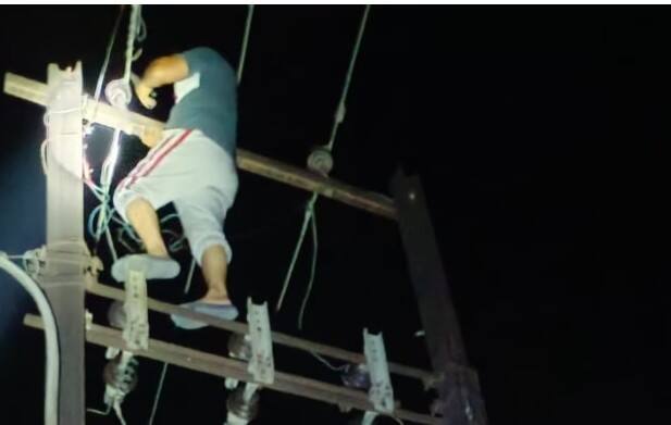 ਦੱਸ ਦੇਈਏ ਕਿ ਵਧੀਕ ਸੁਪਰਡੈਂਟ ਇੰਜੀਨੀਅਰ ਹਰਿੰਦਰ ਸਿੰਘ ਚਾਹਲ ਪੀ.ਐਸ.ਪੀ.ਸੀ.ਐਲ. ਫਰੀਦਕੋਟ ਡਿਵੀਜ਼ਨ ਨੇ ਦੱਸਿਆ ਕਿ 4 ਅਤੇ 5 ਅਪ੍ਰੈਲ ਨੂੰ ਸਾਦਿਕ-ਫਰੀਦਕੋਟ ਲਾਈਨ ਦੀ ਜ਼ਰੂਰੀ ਮੁਰੰਮਤ ਦੇ ਕੰਮ ਕਾਰਨ 132 ਕੇ.ਵੀ. ਫਰੀਦਕੋਟ ਸਬ ਸਟੇਸ਼ਨ ਤੋਂ ਚੱਲਣ ਵਾਲੀਆਂ ਸਾਰੀਆਂ 11 ਕੇ.ਵੀ. ਲਾਈਨਾਂ ਫੀਡਰਾਂ ਨੂੰ ਬਿਜਲੀ ਸਪਲਾਈ ਸਵੇਰੇ 9:00 ਵਜੇ ਤੋਂ ਸ਼ਾਮ 4:00 ਵਜੇ ਤੱਕ ਬੰਦ ਰਹੇਗੀ।