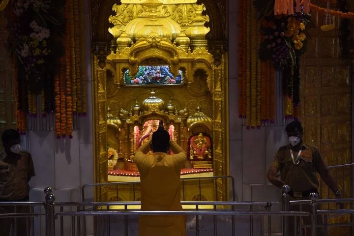 यह मंदिर काफी लोकप्रिय है. यहां आम लोगों से लेकर नेता-अभिनेता दर्शन करने आते हैं. श्रद्धालु दिल खोलकर दान देते हैं. (File Photo)