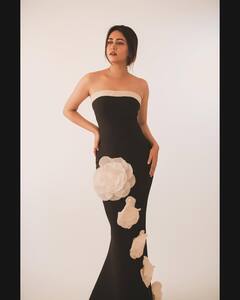 रियल लाइफ में बेहद स्टाइलिश हैं 'पंचायत' की सीधी-सादी रिंकी, वेस्टर्न लुक में लगती हैं कमाल, देखें तस्वीरें