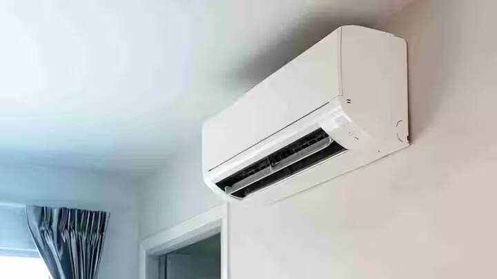 Split AC: ઉનાળાની ઋતુમાં મોટાભાગના લોકો પોતાના ઘરમાં એસી લગાવવા માંગે છે જેથી તેઓને ગરમીથી રાહત મળે. પરંતુ ઘણી વખત એવું જોવા મળ્યું છે કે લોકો પોતાના બજેટને કારણે એસી ખરીદી શકતા નથી, પરંતુ જો તમે પણ ઓછી કિંમતે સ્પ્લિટ એસી ખરીદવા માંગતા હો, તો તમે તેને ઈ-કોમર્સ સાઇટ ફ્લિપકાર્ટ પરથી સરળતાથી ખરીદી શકો છો. ફ્લિપકાર્ટ પર સ્પ્લિટ એસી પર ભારે ડિસ્કાઉન્ટ આપવામાં આવી રહ્યું છે, તેથી તમે 1.5 ટનની કિંમતે 2 ટનના સ્પ્લિટ એસી ખરીદી શકો છો.