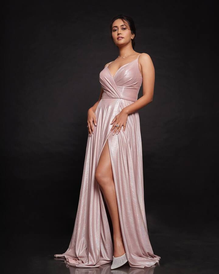 पिंक कलर के हाई स्लिट डीपनेक गाउन में सांविका बला की हसीन लग रही हैं.