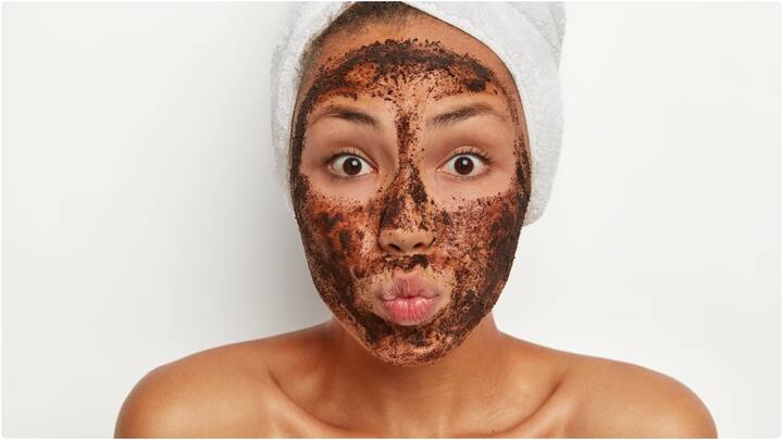 కాఫీ పౌడర్లో కొబ్బరి నూనె, పంచదార వేసి కలపాలి. దీనిని ముఖానికి అప్లై చేసి 15 నిమిషాల తర్వాత స్క్రబ్ చేస్తూ కడిగేయాలి.