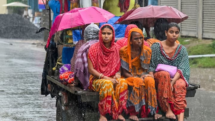 উত্তরবঙ্গে শুষ্ক আবহাওয়া আপাতত বৃষ্টির সম্ভাবনা নেই। শুক্রবার বৃষ্টি হতে পারে উত্তরবঙ্গের দার্জিলিং, কালিম্পং এবং জলপাইগুড়িতে। রবিবার থেকে বৃষ্টির সম্ভাবনা আরও একটু বাড়বে উত্তরবঙ্গে।