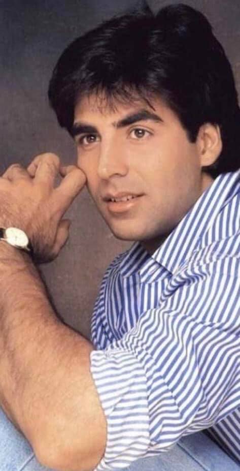 अक्षय कुमार आज मुंबई में एक आलीशान बंगले में रहते हैं. जिसकी कीमत करोड़ों रुपए की है. लेकिन एक वक्त था जब एक्टर अपने परिवार के साथ मुंबई के एक छोटे कमरे वाले घर मे रहते थे. उसका किराया 500 रुपए था.