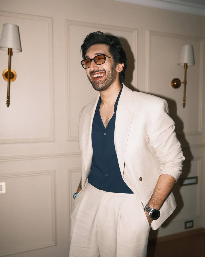 गोविंदा बॉलीवुड के स्टार रहे हैं. उन्होंने कई शानदार फिल्मों में काम किया है. मगर उनकी तरह उनके बच्चे स्टार नहीं बन पाए हैं. 9 साल की मेहनत के बाद गोविंदा के बेटे को जाकर ड्रीम रोल मिल गया है.