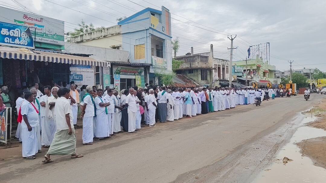 அக்யூஸ்ட்டுக்கு ஆதரவா? இன்ஸ்பெக்டருக்கு எதிர்ப்பு தெரிவித்து போலீஸ் ஸ்டேஷன் முற்றுகை
